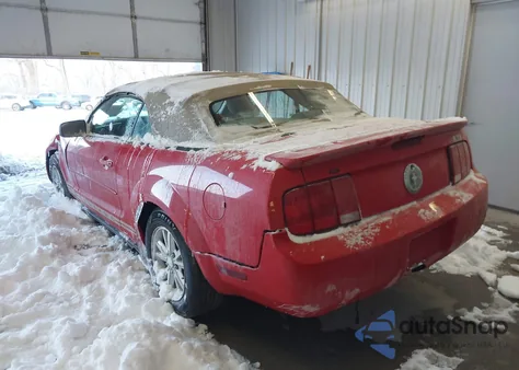 2008 Ford Mustang V6 Deluxe/V6 Premium z USA, uszkodzony, nr VIN 1ZVHT84N085200824